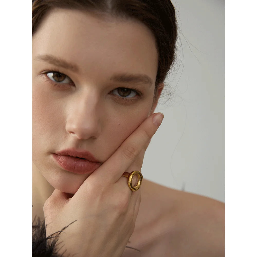 Minimalist geometric ring in 18K gold-plated stainless steel.