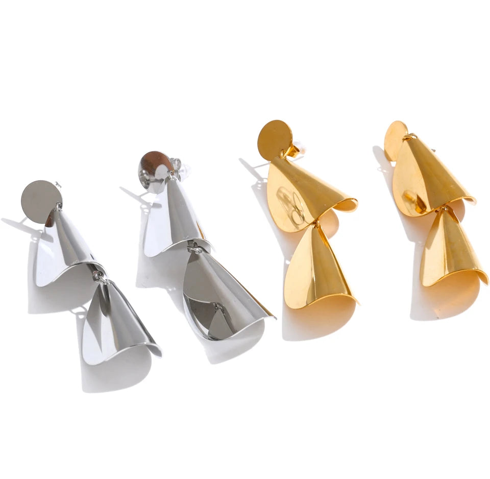 Geometric earrings in stainless steel.