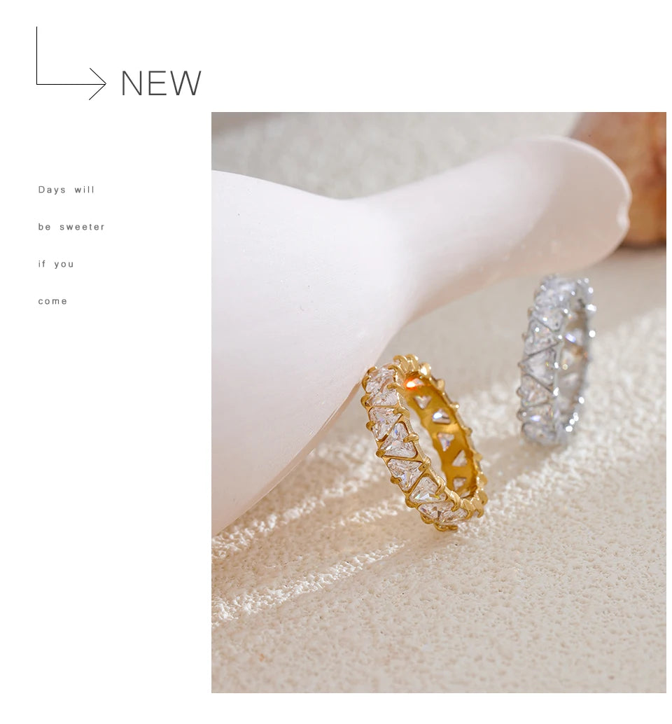 Cubic zirconia heart geometric ring in gold-plated stainless steel with cubic zirconia.