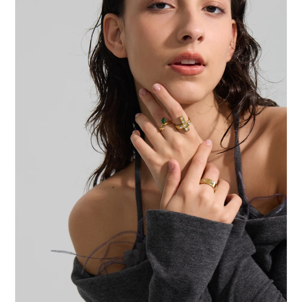 Green cubic zirconia geometric ring in 18K gold-plated stainless steel with cubic zirconia.