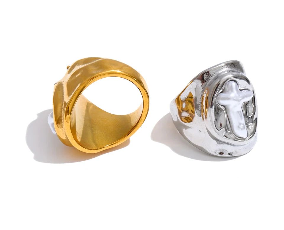 Pearl cross geometric ring in 18K gold-plated stainless steel with pearl.