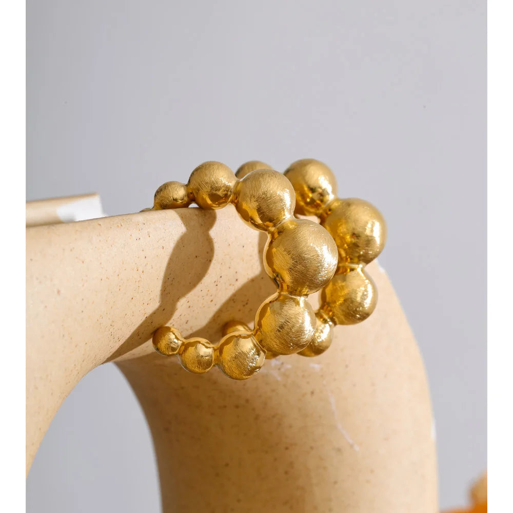 Beaded geometric earrings in gold-plated stainless steel.