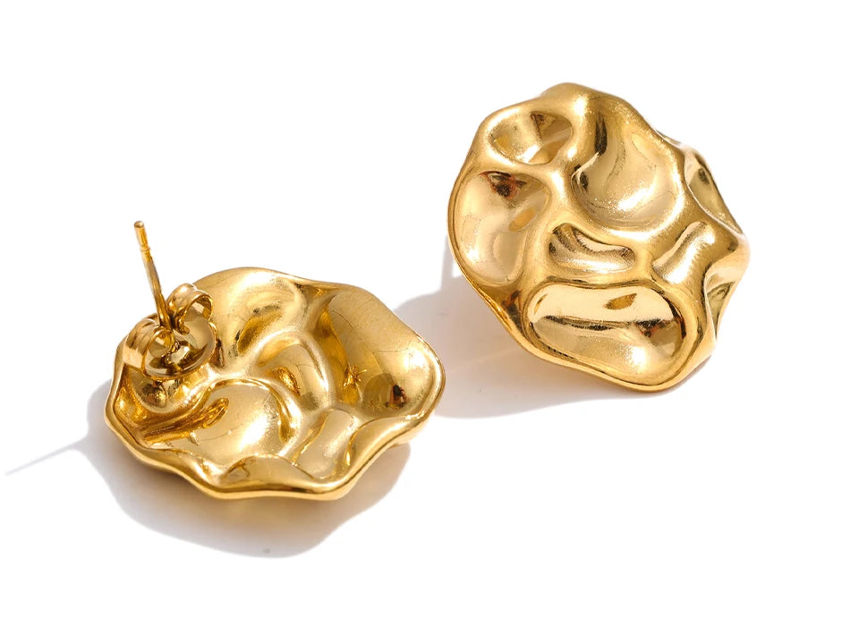 Hammered geometric earrings in gold-plated stainless steel.
