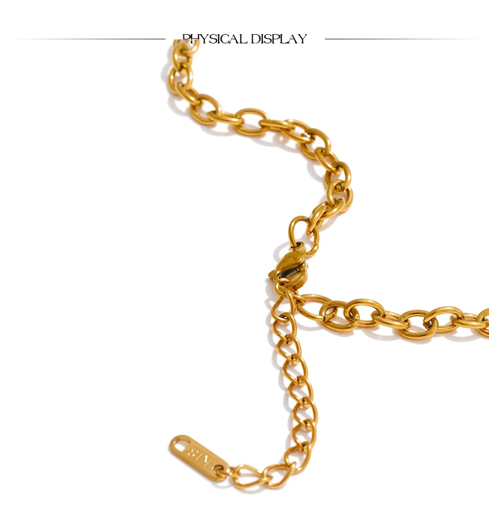 Geometric necklace in gold-plated stainless steel.