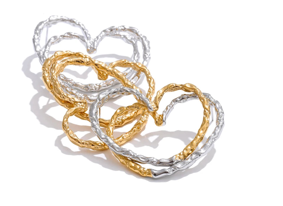 Heart minimalist earrings in gold-plated stainless steel.