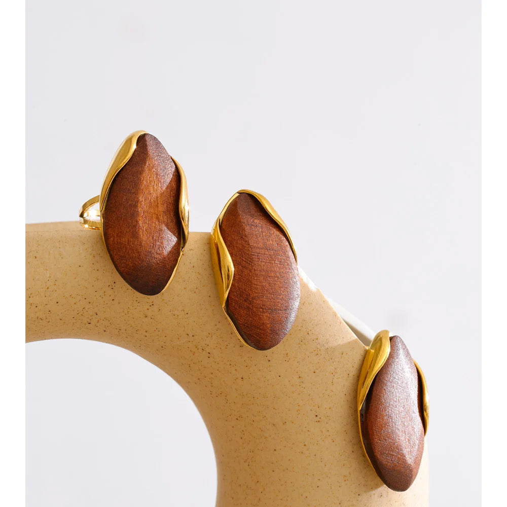 Geometric earrings in gold-plated stainless steel.