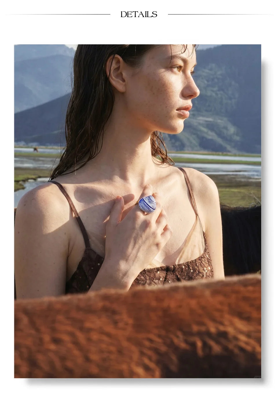 Shell enamel geometric ring in 18K gold-plated stainless steel with shell and enamel.