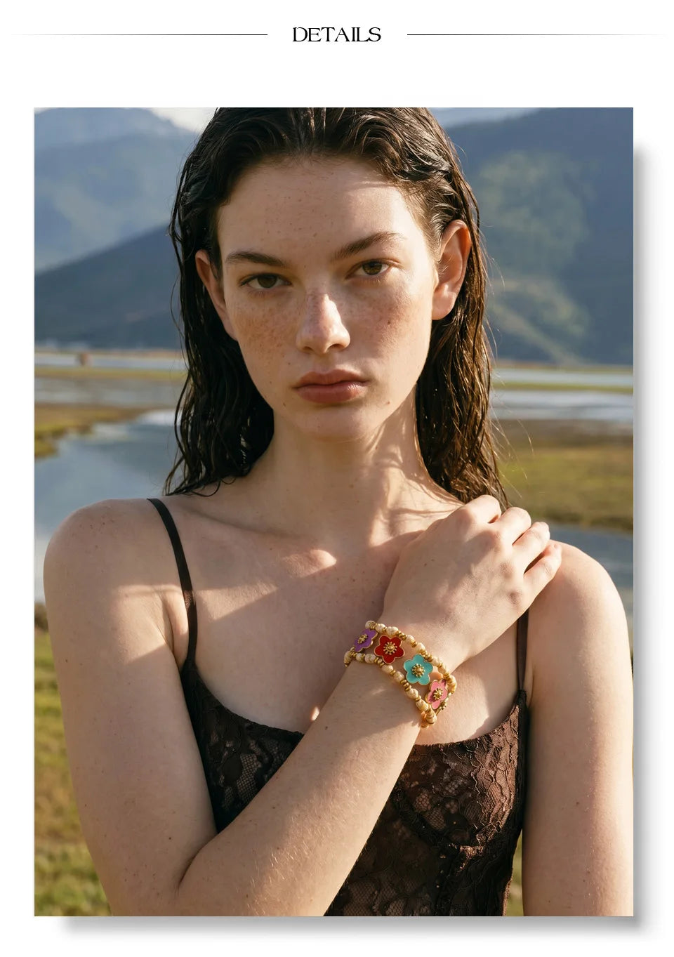 Resin flower multi-color necklace in gold-plated stainless steel with resin.
