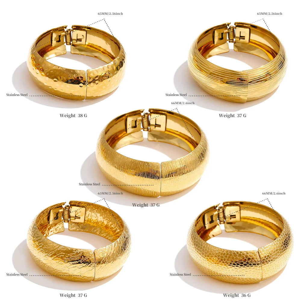 Hammered geometric bracelet in gold-plated stainless steel.