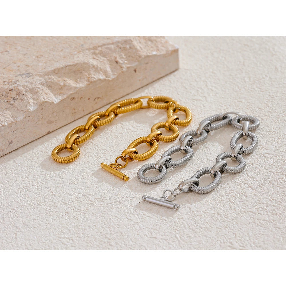 Hammered geometric chain necklace in gold-plated 316L stainless steel.