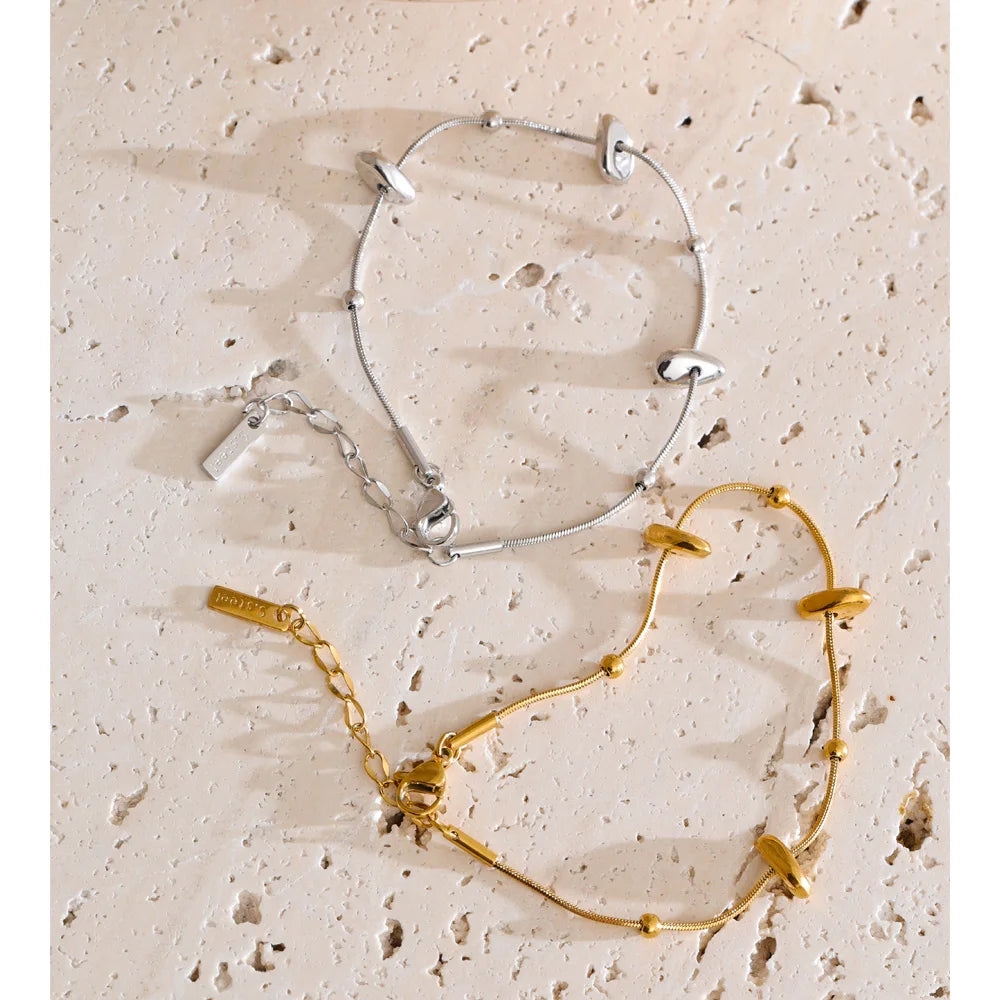 Geometric chain necklace in gold-plated stainless steel.