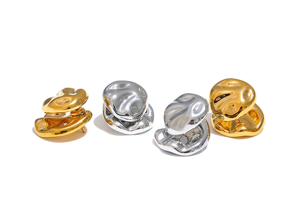 Hammered geometric earrings in gold-plated stainless steel.