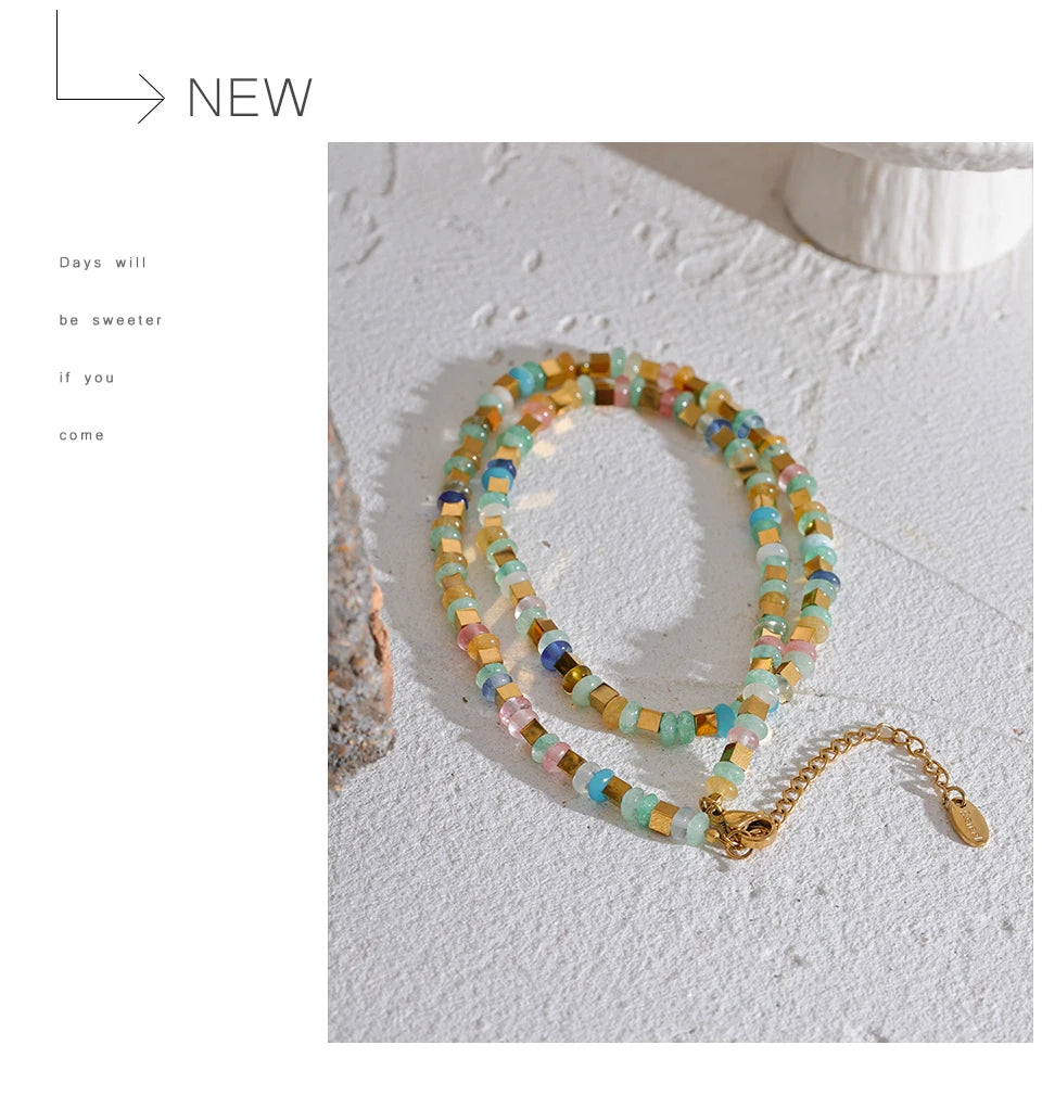 Natural stone beaded geometric necklace in gold-plated stainless steel with natural stone.