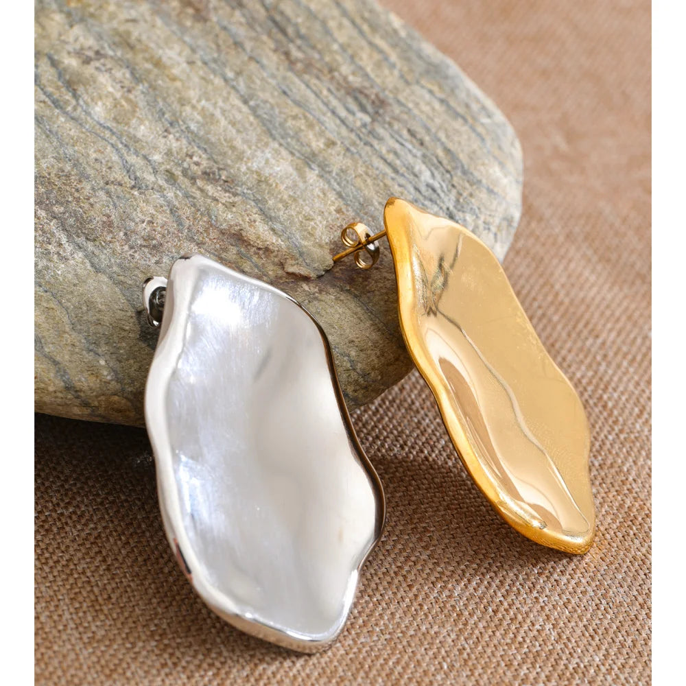 Geometric earrings in gold-plated stainless steel.