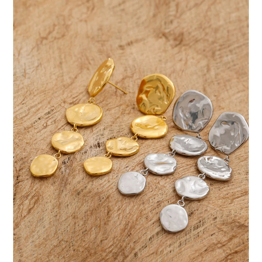 Geometric chain earrings in gold-plated stainless steel.