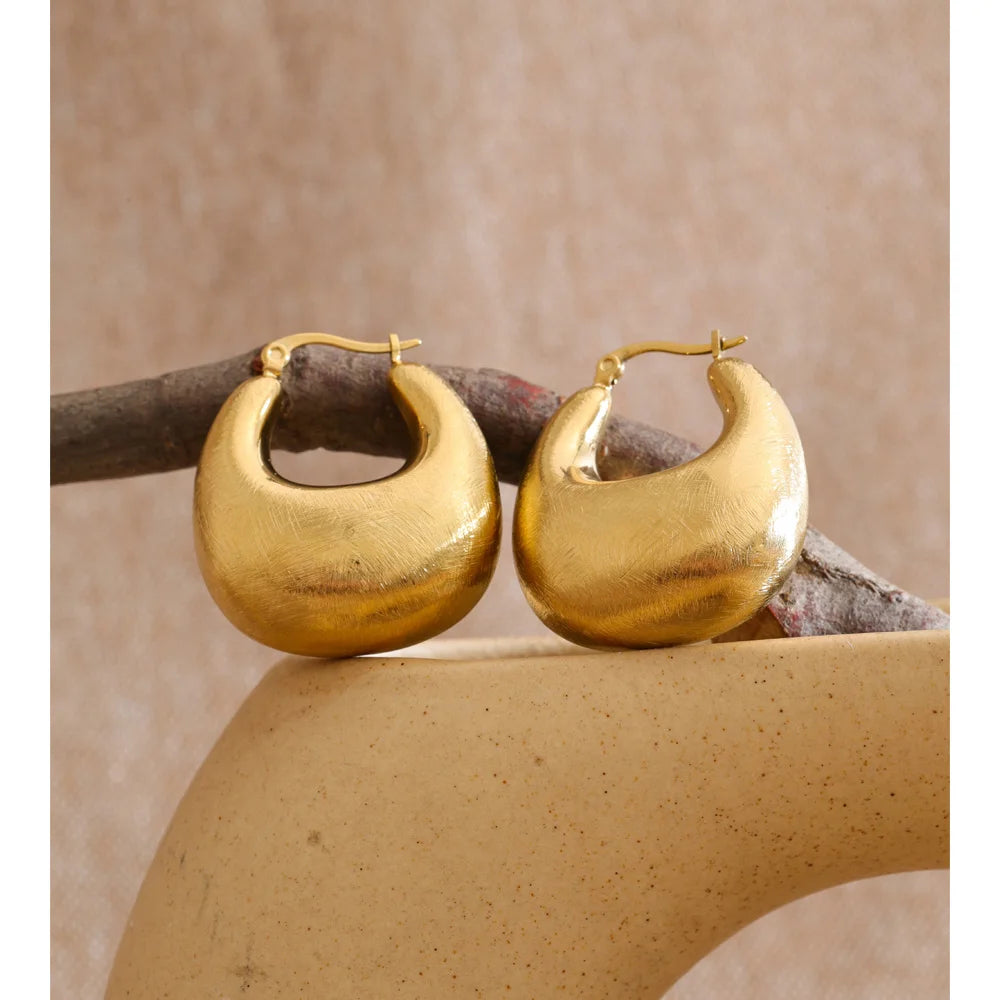 Geometric earrings in gold-plated stainless steel.