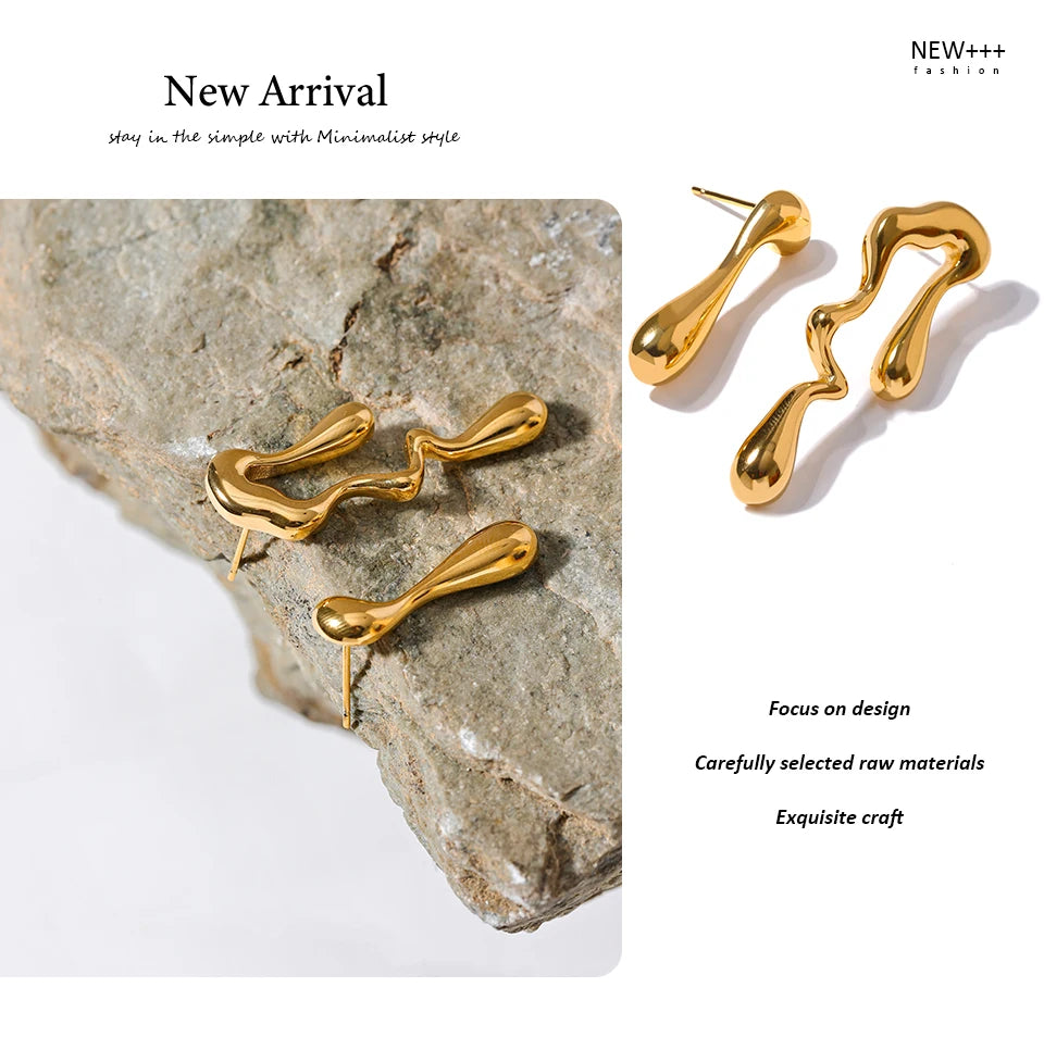 Geometric earrings in 18K gold-plated stainless steel.
