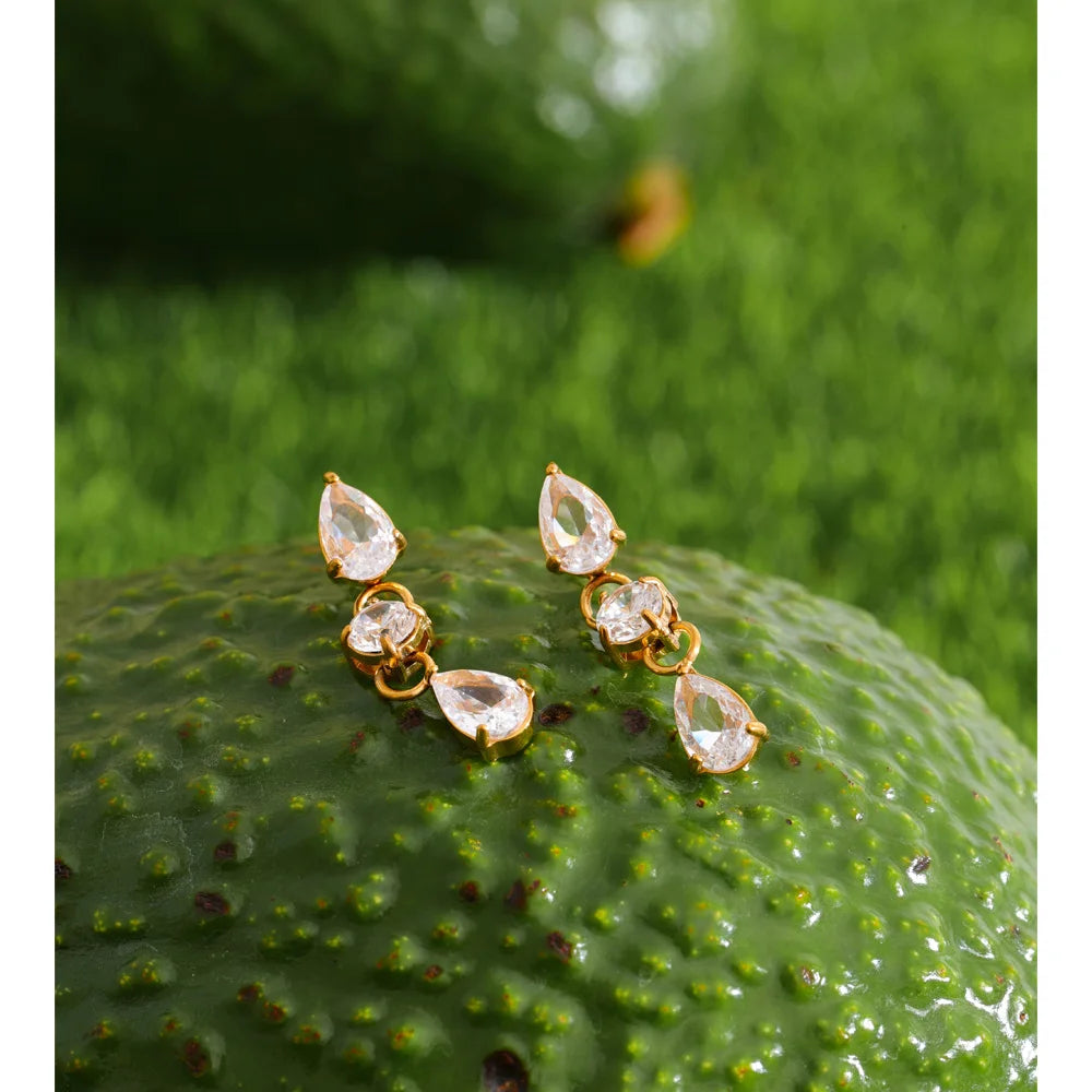 Cubic zirconia minimalist geometric earrings in gold-plated stainless steel with cubic zirconia.