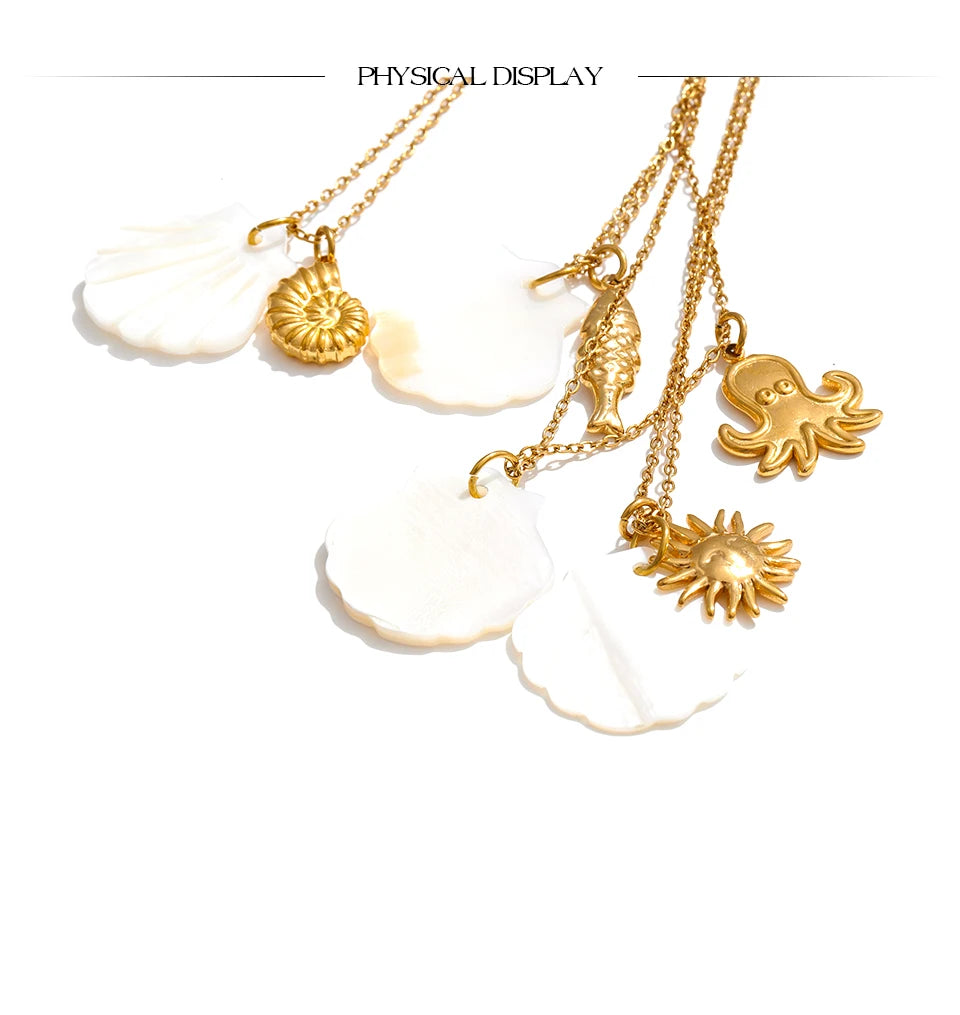 Shell star geometric necklace in gold-plated stainless steel with shell.