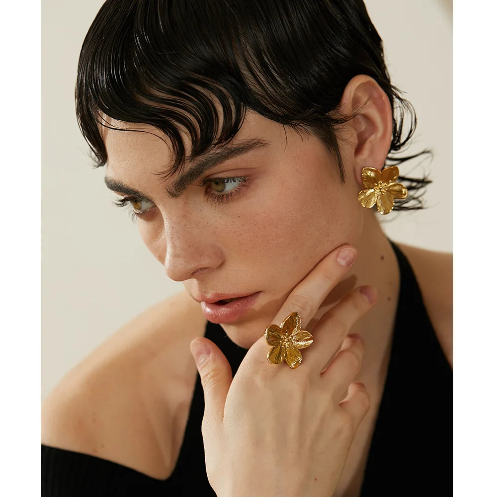Flower vintage geometric earrings in gold-plated stainless steel.