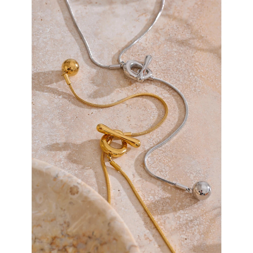 Geometric chain necklace in gold-plated stainless steel.
