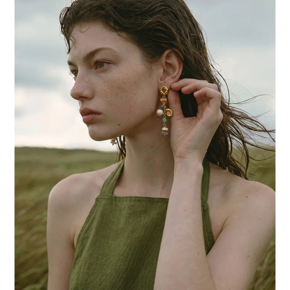 Natural stone geometric earrings in gold-plated stainless steel with natural stone.
