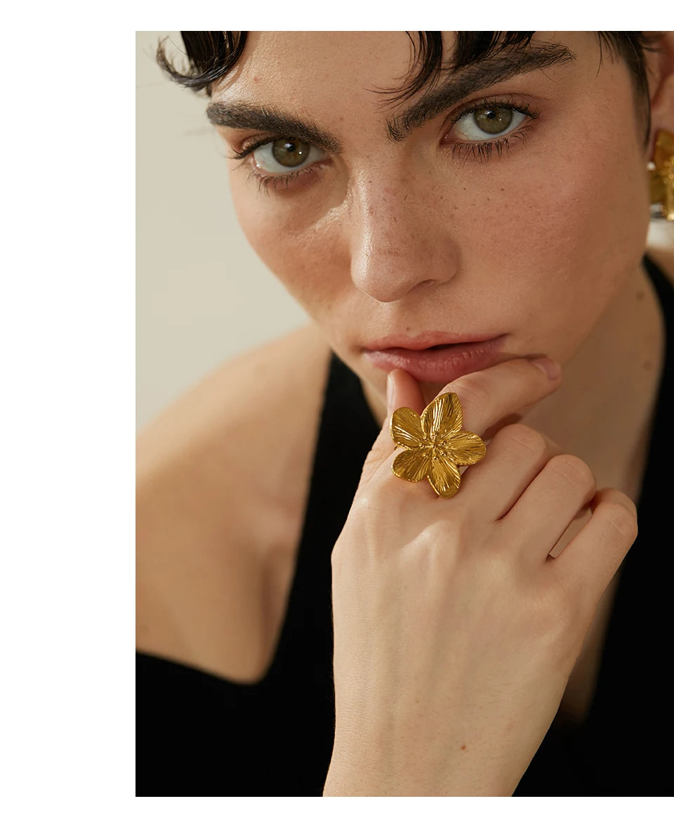 Flower geometric ring in 18K gold-plated stainless steel.