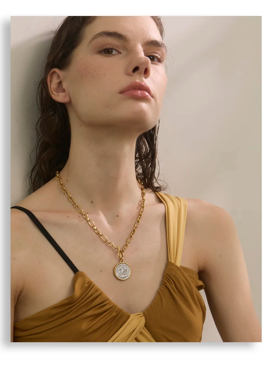Geometric necklace in gold-plated stainless steel.