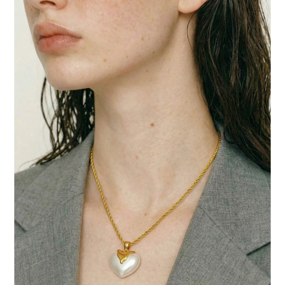Pearl heart necklace in gold-plated stainless steel with pearl.