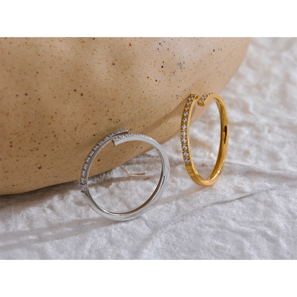 Cubic zirconia minimalist geometric ring in gold-plated stainless steel with cubic zirconia.
