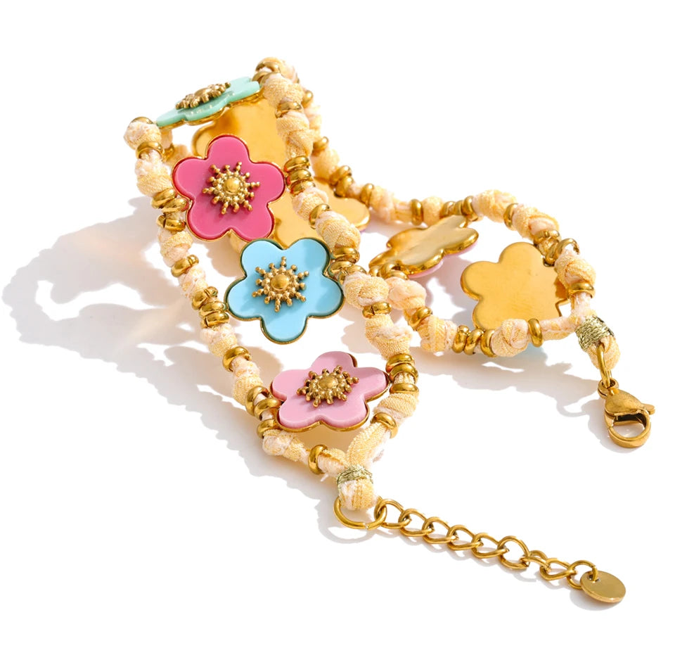 Resin flower multi-color necklace in gold-plated stainless steel with resin.