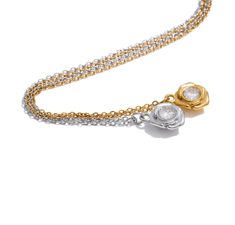 Cubic zirconia flower necklace in gold-plated stainless steel with cubic zirconia.