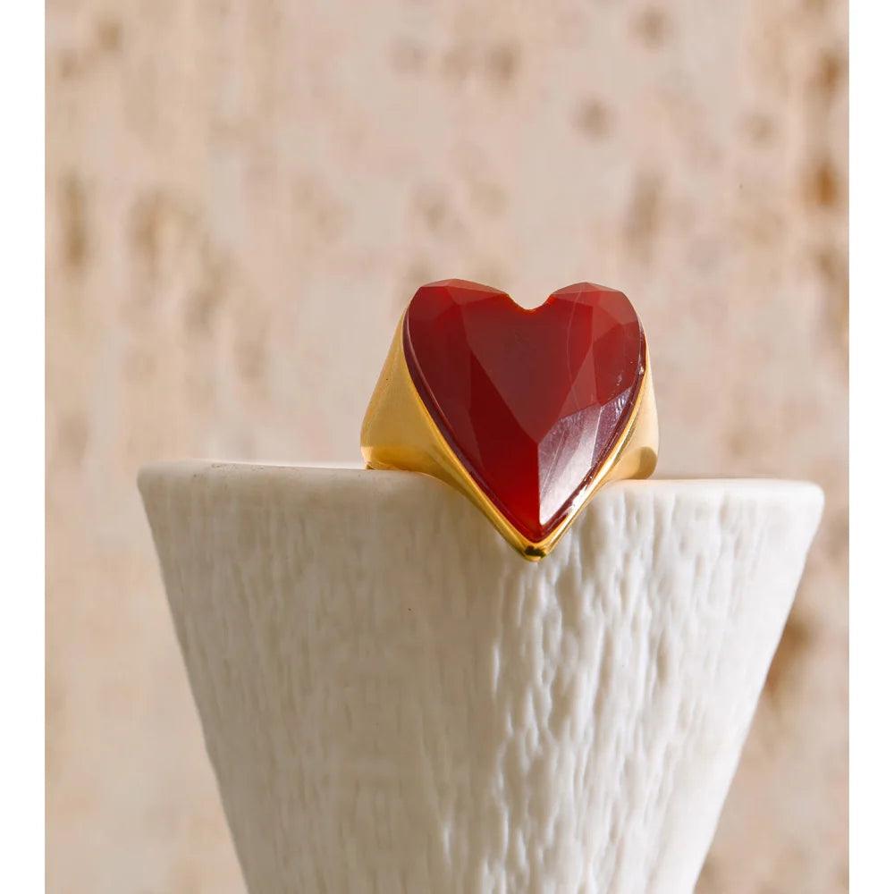 Red natural stone heart ring in 18K gold-plated stainless steel with natural stone.