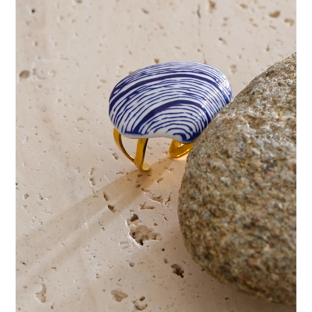 Shell enamel geometric ring in 18K gold-plated stainless steel with shell and enamel.