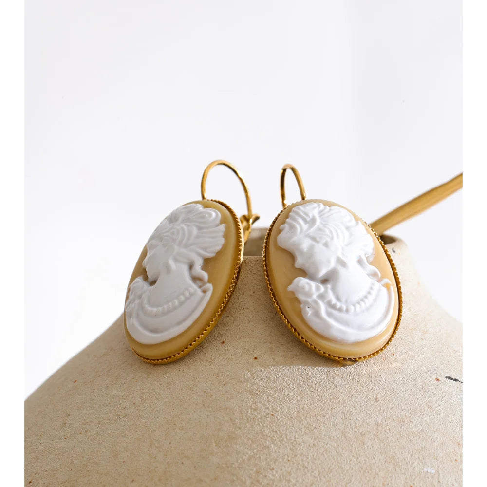 Resin geometric earrings in gold-plated stainless steel with resin.