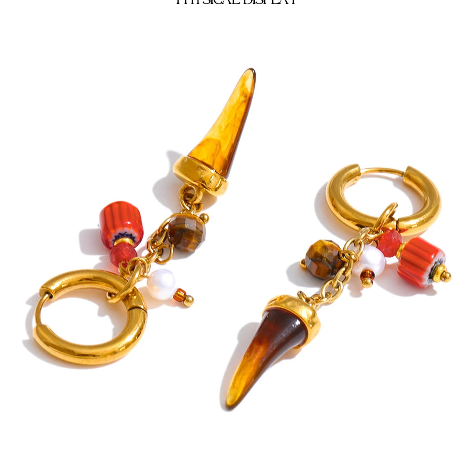Resin geometric earrings in gold-plated stainless steel with resin.