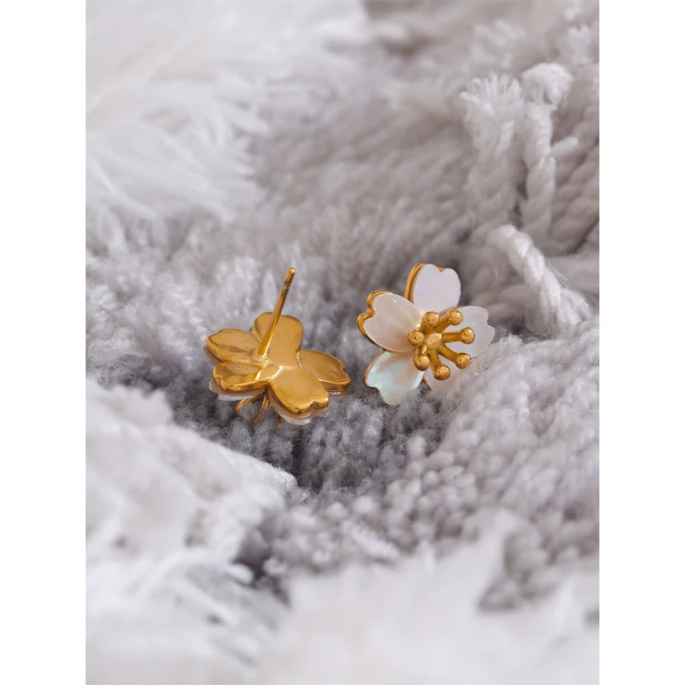Shell flower earrings in stainless steel with shell.