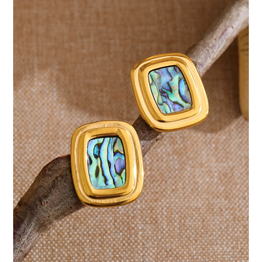 Shell geometric earrings in gold-plated stainless steel with shell.