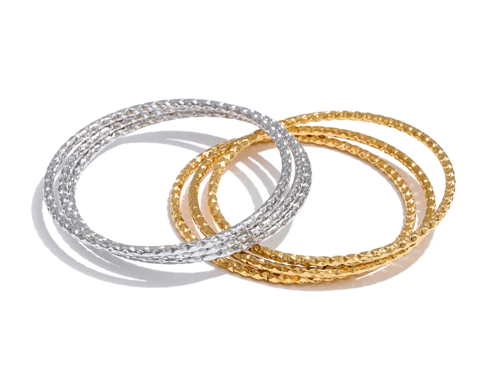 Geometric bracelet in gold-plated stainless steel.