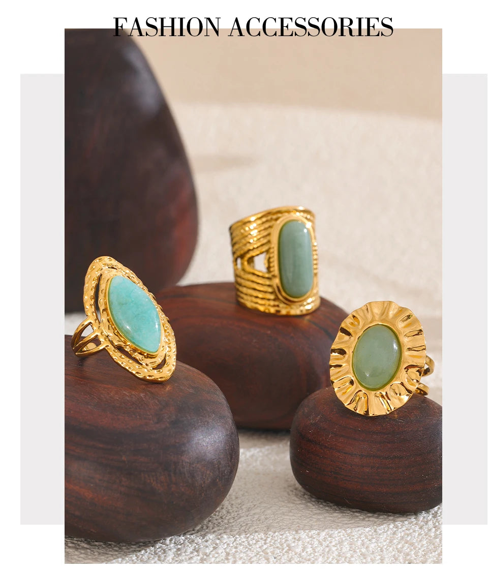 Green natural stone geometric ring in 18K gold-plated stainless steel with natural stone.