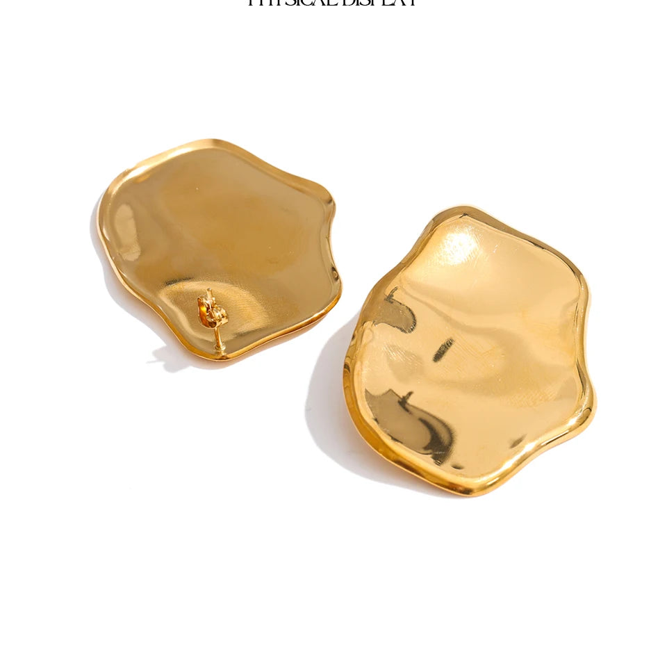 Geometric earrings in gold-plated stainless steel.