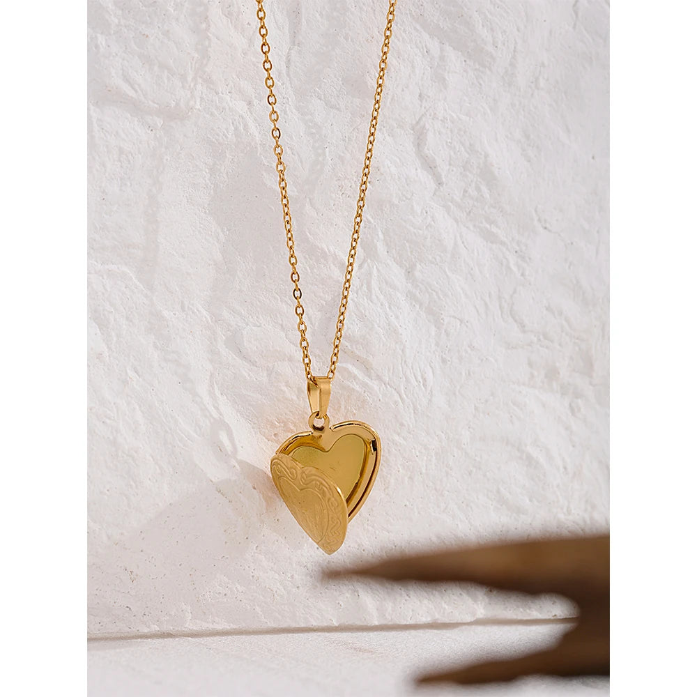 Heart necklace in gold-plated stainless steel.