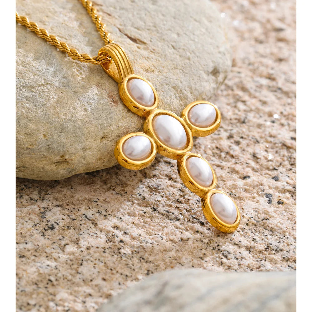 Pearl cross necklace in gold-plated stainless steel with pearl.