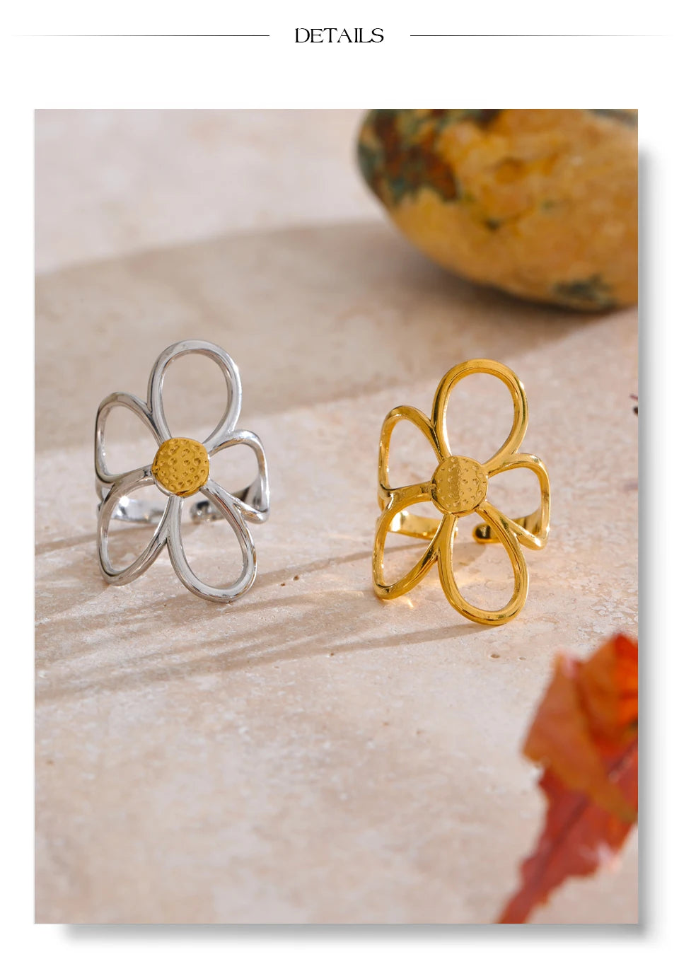 Flower ring in gold-plated stainless steel.