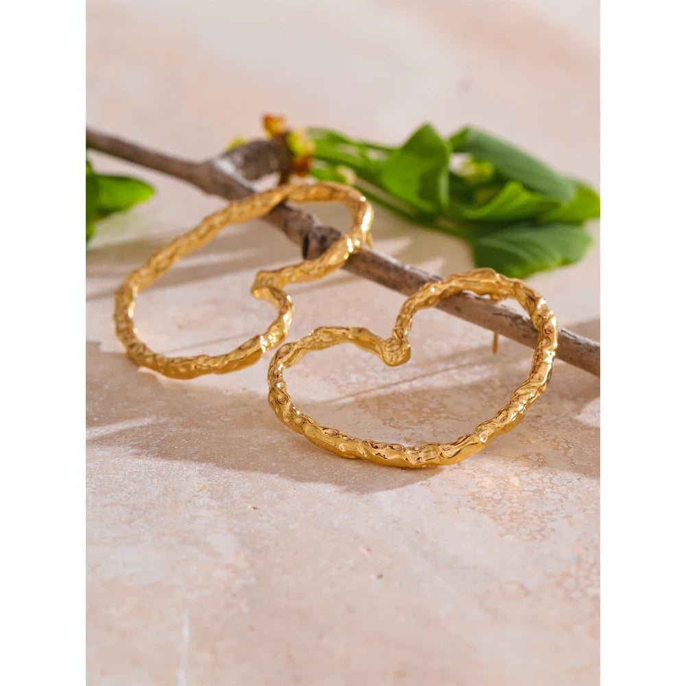 Heart minimalist earrings in gold-plated stainless steel.