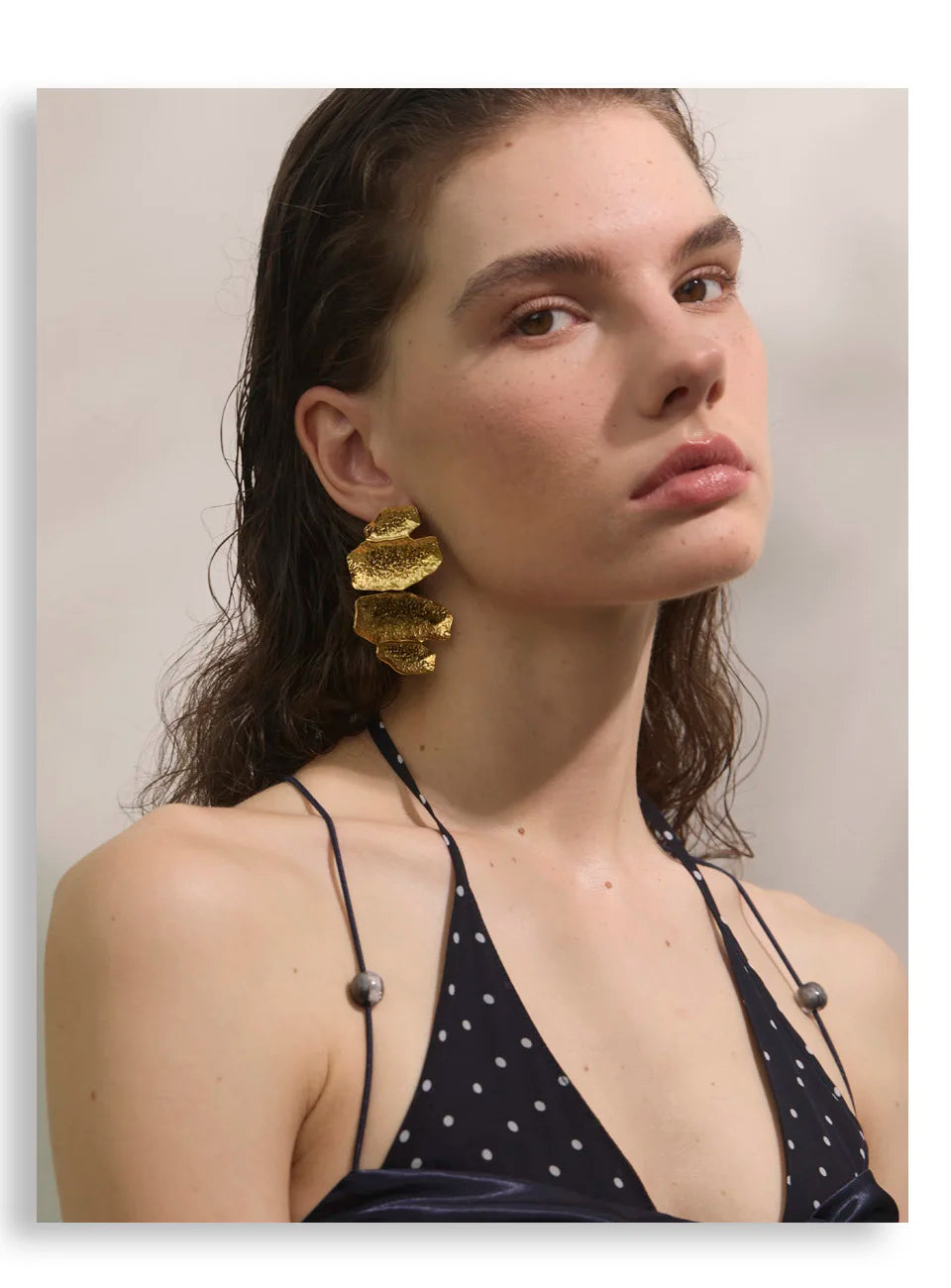 Hammered geometric earrings in gold-plated stainless steel.
