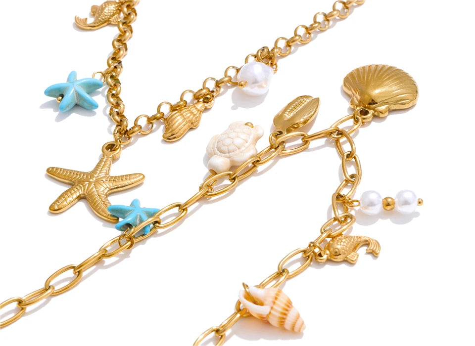 Shell star geometric necklace in gold-plated stainless steel with shell.