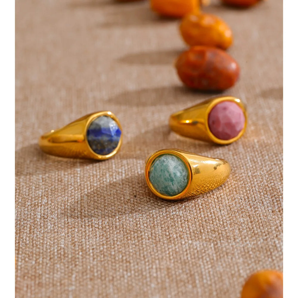 Natural stone geometric ring in 18K gold-plated stainless steel with natural stone.