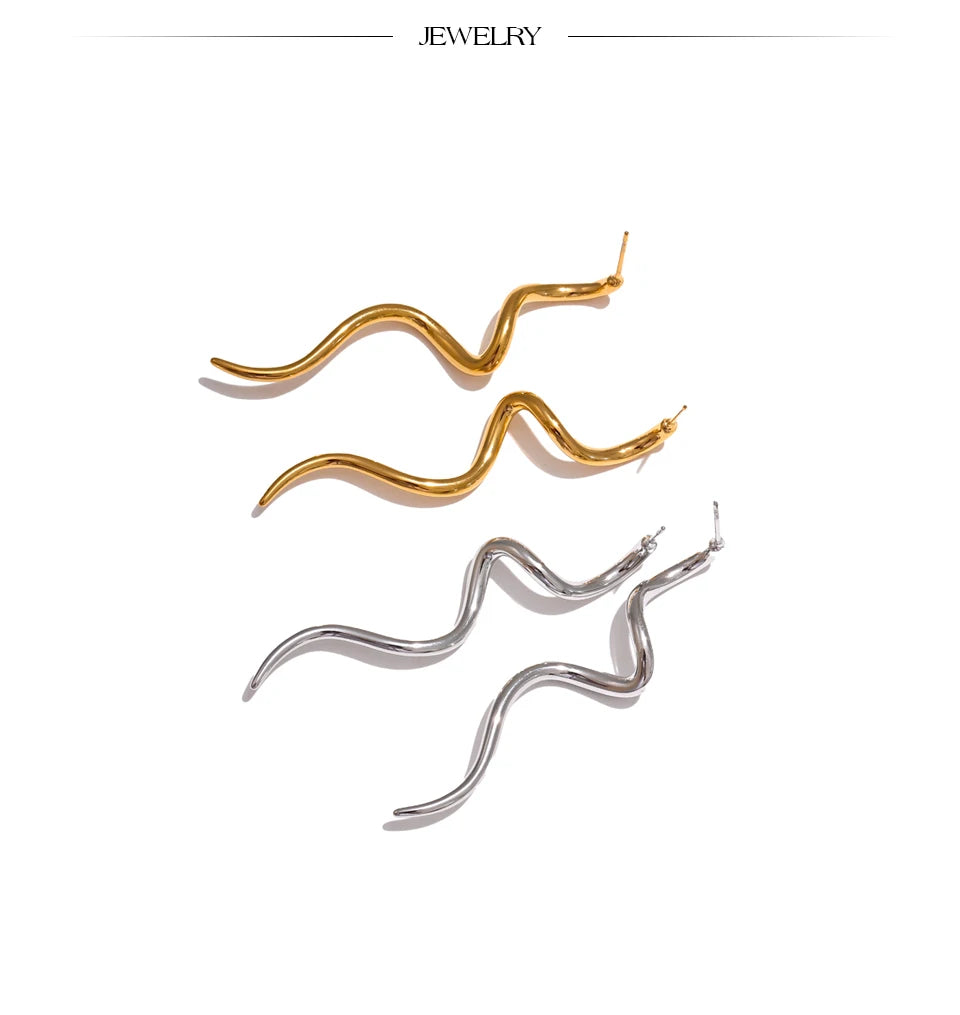 Minimalist geometric earrings in gold-plated stainless steel.