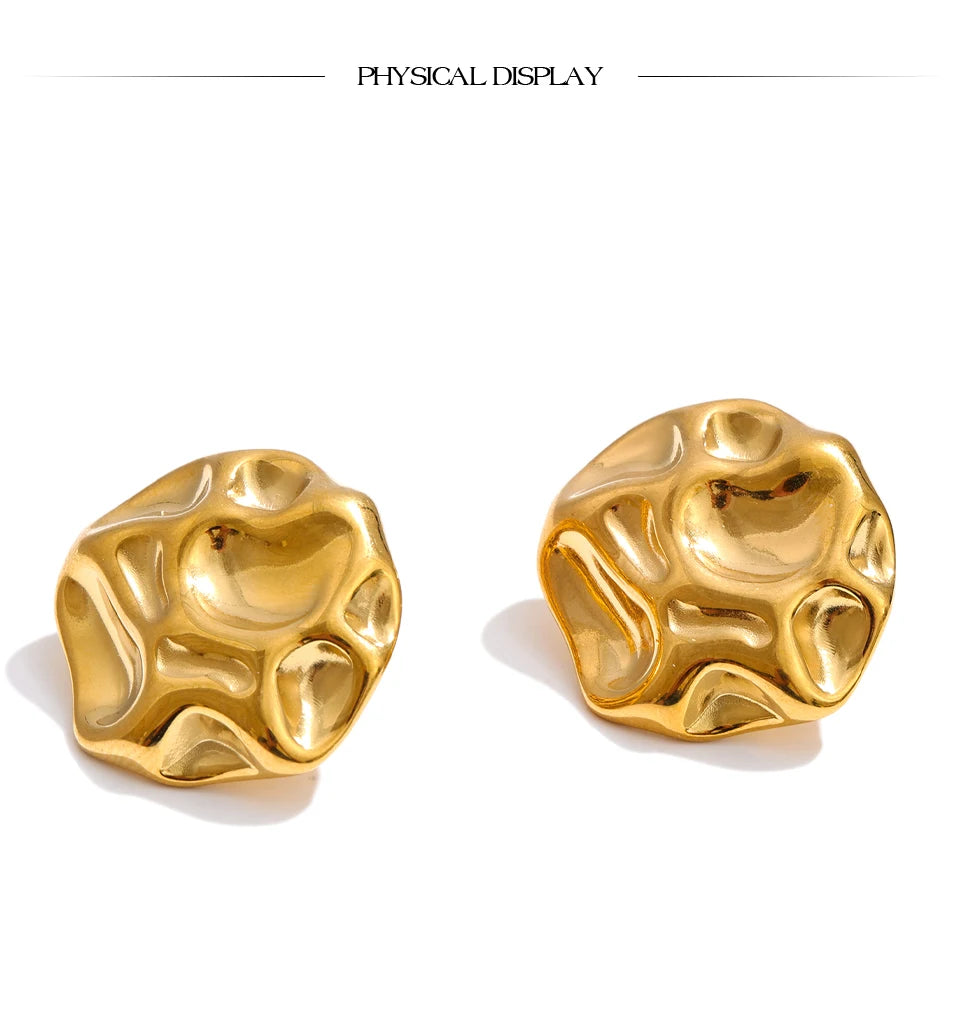 Hammered geometric earrings in gold-plated stainless steel.